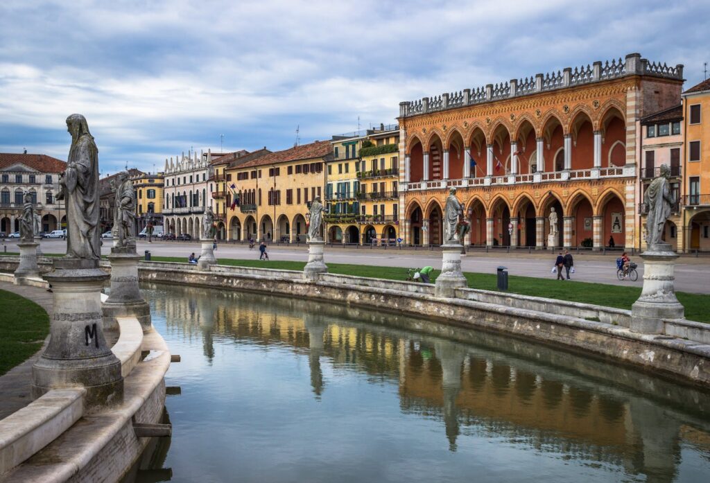 Piazza del Veneto con statue e riflessi sull’acqua